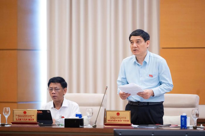 Phó Trưởng Đoàn Thường trực Đoàn giám sát Nguyễn Đắc Vinh, Chủ nhiệm Ủy ban Văn hóa và Xã hội trình bày tóm tắt các văn bản liên quan về dự thảo Kế hoạch và Đề cương giám sát. Ảnh: VPQH