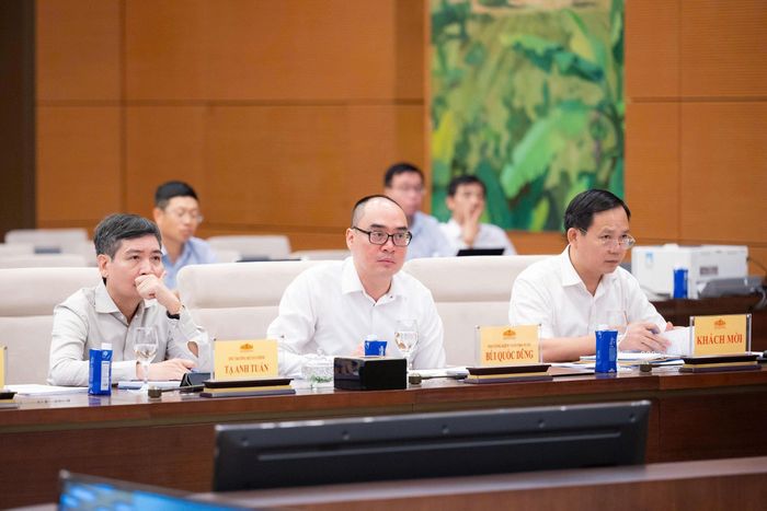 Phó Tổng Kiểm toán nhà nước Bùi Quốc Dũng và các đại biểu tham dự Phiên họp. Ảnh: VPQH