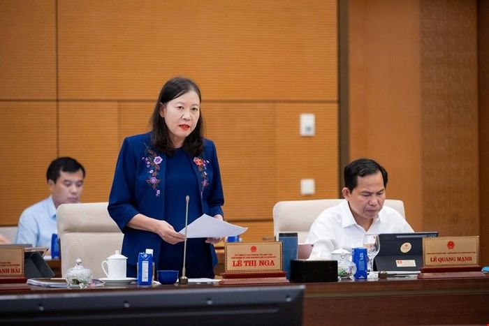 Chủ nhiệm Ủy ban Dân nguyện và Giám sát Lê Thị Nga phát biểu tại Phiên họp. Ảnh: VPQH