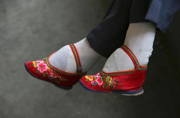 “Nhìn eo” hay “nhìn chân” thực chất là nhìn vào những chi tiết nhỏ để đoán biết tổng thể con người. Ảnh minh họa.