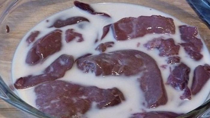 Bạn có thể ngâm gan trong sữa không đường để khử được mùi hôi. Ảnh minh họa
