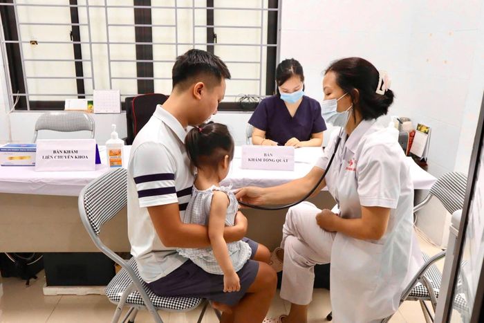 Địa điểm được ưu tiên tổ chức khám sức khỏe định kỳ cho trẻ dưới 6 tuổi là trạm y tế xã, phường (ảnh minh họa).