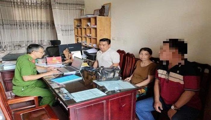 Công an xã Đồng Thịnh kịp thời hỗ trợ người dân nhận lại số tiền chuyển nhầm. Ảnh: CA tỉnh Ninh Bình.