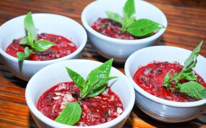 Bác sĩ khuyến cáo người dân tuyệt đối không ăn tiết canh hoặc các sản phẩm từ thịt lợn chưa được nấu chín kỹ để giảm nguy cơ nhiễm liên cầu lợn. Ảnh minh họa