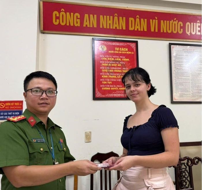 Công an phường Hoàn Kiếm trao trả đầy đủ tài sản bị thất lạc cho chị Diana Graf, quốc tịch Đức.