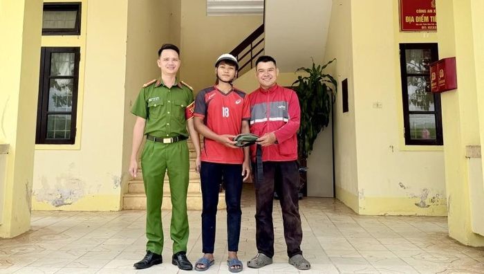 Em Hồ Minh Hiếu (người đứng ở giữa) trao trả tài sản nhặt được cho anh shipper.