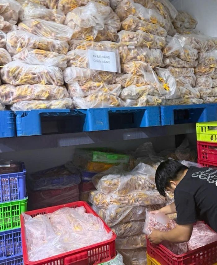 Lực lượng chức năng kiểm tra kho lạnh.