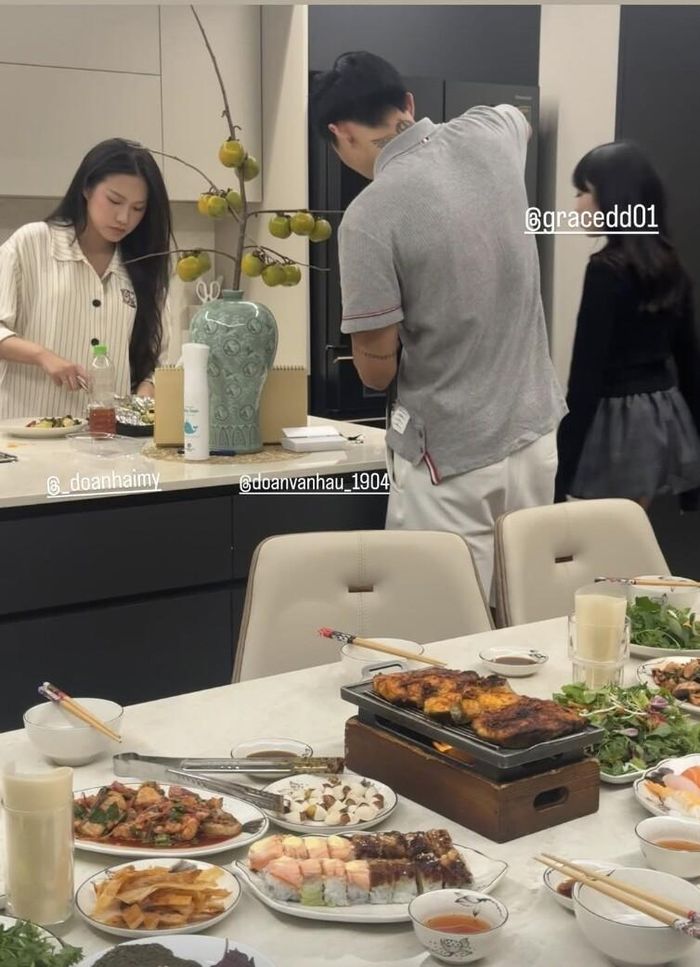 Cặp đôi cũng từng thiết đãi bạn bè nhiều món ngon, từ đồ nướng, sushi... Bên cạnh đó, Doãn Hải My cũng từng chia sẻ việc cô làm những đồ uống bổ dưỡng, tốt cho sức khỏe và sắc đẹp.