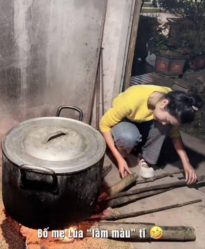 Tết vừa rồi, đoạn video ghi lại cảnh Hải My cùng chồng vào bếp trông nồi bánh chưng ở quê đã cán mốc hàng vạn lượt xem. 