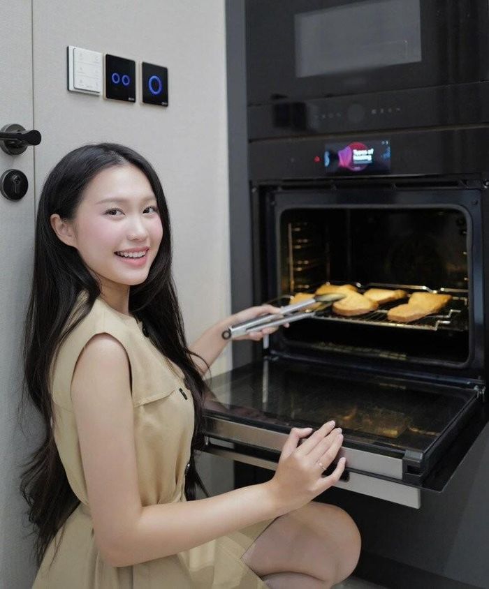 Trong căn bếp hiện đại, tiện nghi tại biệt thự, bà xã Doãn Hải My đã dành nhiều tâm huyết để chăm chút cho những bữa ăn của gia đình nhỏ. Cô còn đầu tư nhiều thiết bị hiện đại để thỏa mãn niềm đam mê nấu nướng.