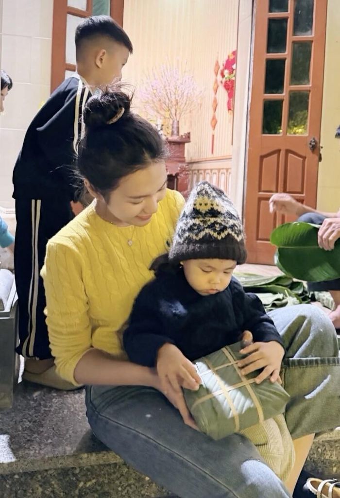 Dù tự nhận là "làm màu" khi người chủ yếu gói là ông nội của con. Nhưng những khoảnh khắc này cho thấy một khía cạnh khác của cặp đôi, rũ bỏ sự nổi tiếng để hòa nhập vào nếp sinh hoạt bình dân của gia đình.