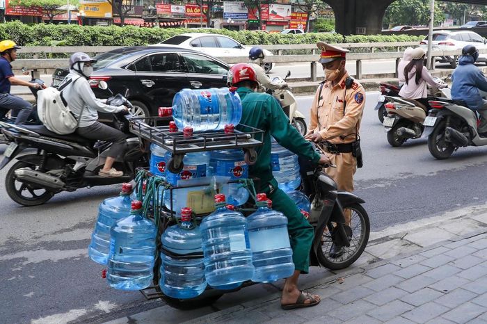 Nhiều tài xế giao hàng buộc túi, thùng hàng phía sau xe làm che khuất biển số đều bị xử lý. (Ảnh: Công an Hà Nội).