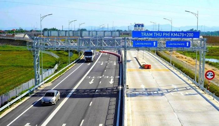Thu phí đầu tiên áp dụng đối với 5 dự án thành phần gồm: Bãi Vọt - Hàm Nghi, Hàm Nghi - Vũng Áng, Vũng Áng - Bùng, Bùng - Vạn Ninh và Vạn Ninh - Cam Lộ.