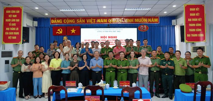 Các đại biểu chụp hình lưu niệm - Ảnh: H.Vinh