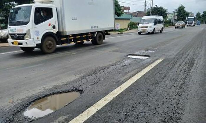 Những ổ gà liên tiếp trên Quốc lộ 19 đoạn qua xã Đăk Đoa.