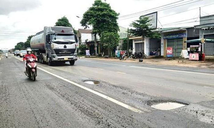 Đường mới hoàn thành chưa được 2 năm, tuy nhiên liên tục sửa chữa (ảnh chụp ngày 9/7).