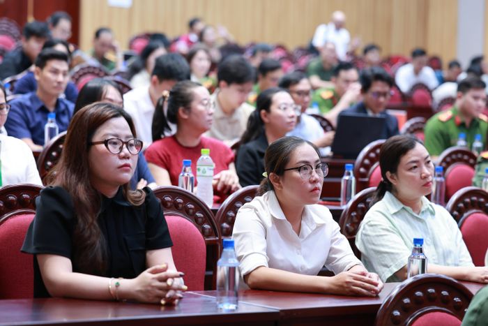 Người dân và doanh nghiệp tham dự hội nghị