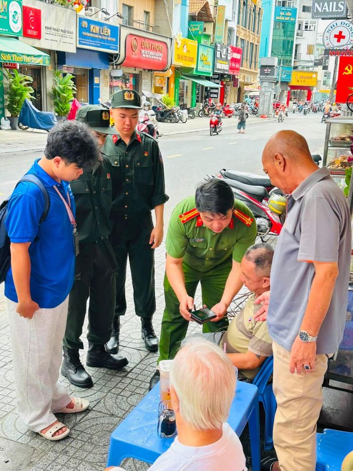 Hình ảnh Công an P.Tân Định cùng lực lượng đoàn viên hướng dẫn người dân cài đặt, kích hoạt và sử dụng hiệu quả ứng dụng VNeID