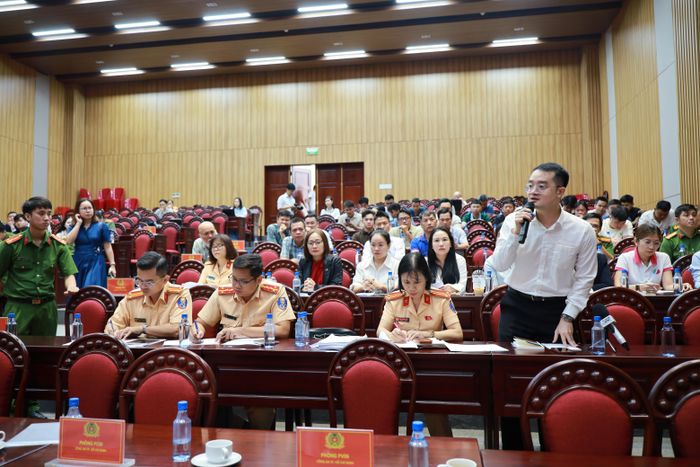 Đại diện Trung tâm đào tạo và sát hạch lái xe Hóc Môn nêu câu hỏi tới Phòng CSGT