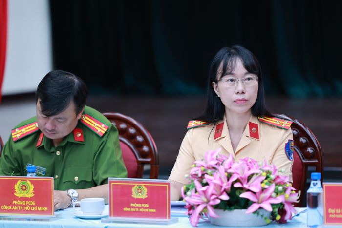 Thượng tá Nguyễn Thị Thanh Nga, Phó Trưởng Phòng CSGT lắng nghe các nội dung câu hỏi của người dân