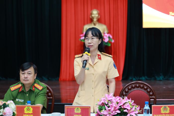 Đại diện Phòng Cảnh sát giao thông trả lời cụ thể, kỹ càng các nội dung thắc mắc của người dân