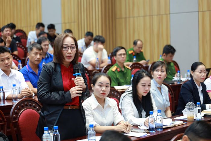 Đại diện các doanh nghiệp, tổ chức đặt câu hỏi đến với hội nghị