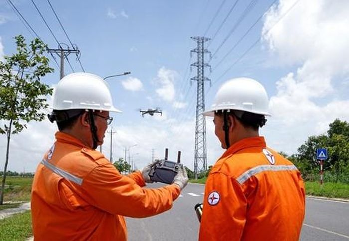Nhân viên EVNSPC ứng dụng flycam trong kiểm tra lưới điện