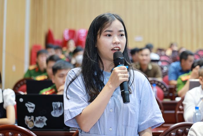 Một doanh nghiệp hoạt động trong lĩnh vực giáo dục, có người nước ngoài làm việc đặt câu hỏi