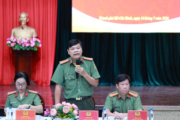 Trung tá Trần Văn Thanh, Phó trưởng Phòng QLXNC trả lời, giải đáp thắc mắc của người dân