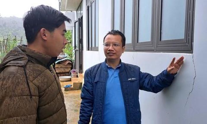 Tường của trạm bảo vệ rừng tại xã Măng Bút bị nứt sau một lần động đất trước đây