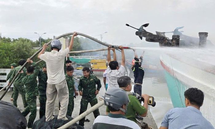 Lực lượng chức năng cứu hỏa ở hiện trường vụ cháy