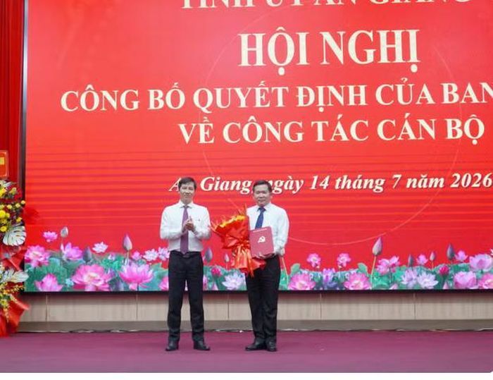 Phó Trưởng Ban Tổ chức Trung ương Nguyễn Thành Tâm trao Quyết định của Ban Bí thư và tặng hoa chúc mừng Phó Bí thư Tỉnh ủy An, Bí thư Đảng ủy đặc khu Phú Quốc Giang Đinh Văn Nơi. (Ảnh: Văn Sĩ/TTXVN)
