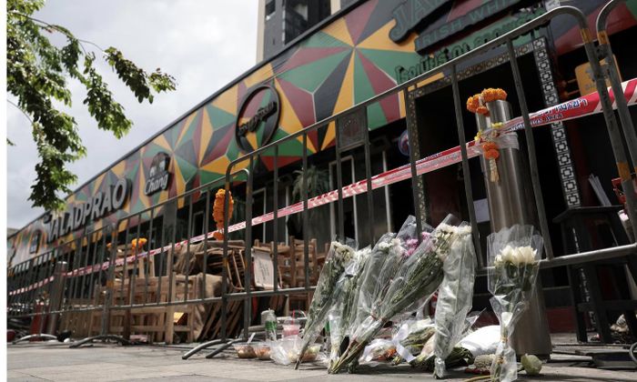 Quán bar ở Bangkok sau vụ cháy - Ảnh: Reuters