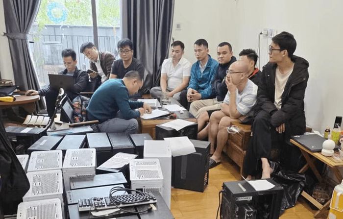 Cơ quan công an làm việc với các đối tượng liên quan. Ảnh: T.Văn