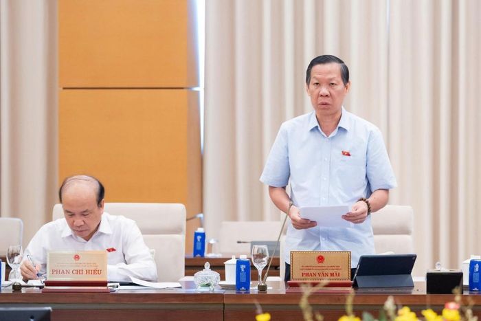 Chủ nhiệm Ủy ban Kinh tế và Tài chính của Quốc hội Phan Văn Mãi báo cáo thẩm tra.