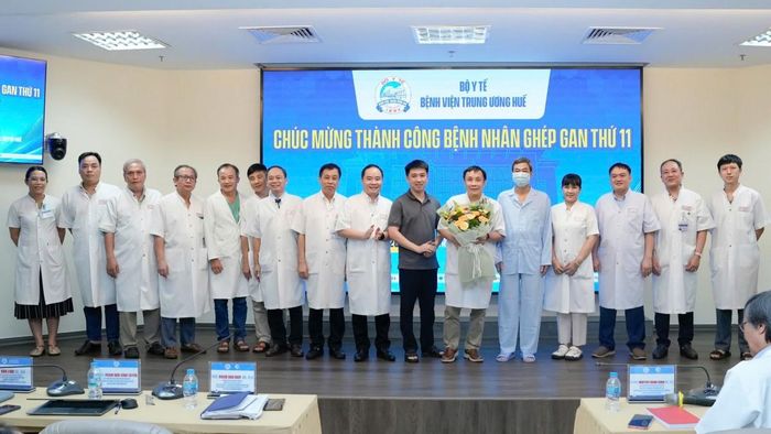 Ngày 13/7, BVTW Huế tổ chức lễ ra viện cho bệnh nhân N.Q.V. (sinh năm 1963, trú tại tỉnh Quảng Trị) sau thời gian điều trị và phục hồi thành công từ ca ghép gan.
