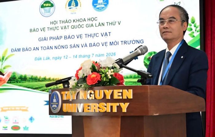  GS.TS Nguyễn Văn Tuất, Chủ tịch Hội Khoa học Kỹ thuật Bảo vệ thực vật Việt Nam phát biểu tại hội thảo. 