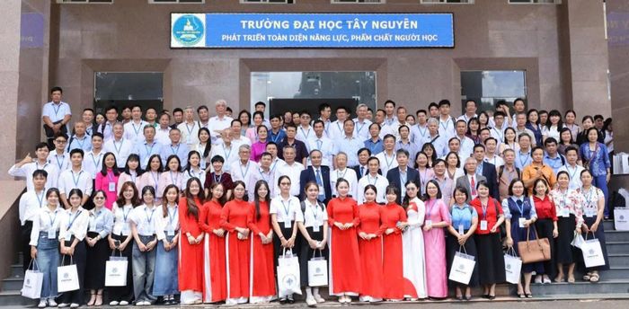  Các đại biểu chụp ảnh lưu niệm tại Trường Đại học Tây Nguyên sau chương trình hội thảo. 