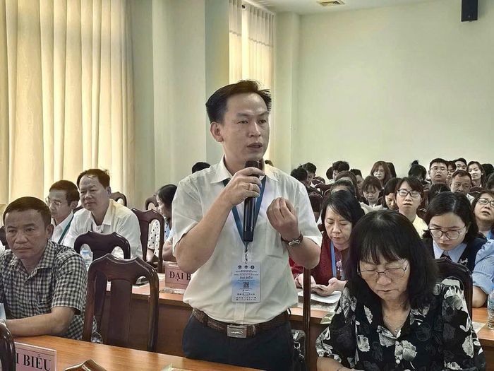  Các đại biểu, nhà khoa học tham dự hội thảo chăm chú theo dõi và trao đổi nội dung chuyên môn. 