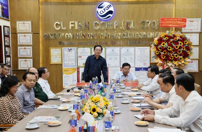 Phó Thủ tướng Hồ Quốc Dũng làm việc với Công ty Cổ phần Xuất nhập khẩu thủy sản Cửu Long An Giang. Ảnh: VGP