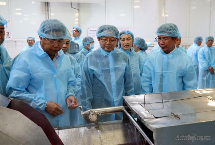 Phó Thủ tướng Hồ Quốc Dũng thăm quy trình sản xuất của Công ty Antesco. Ảnh: VGP