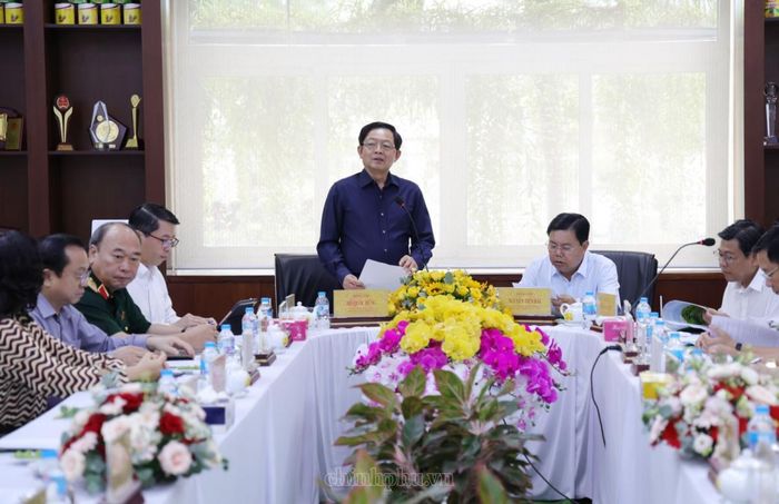 Phó Thủ tướng Hồ Quốc Dũng làm việc với Công ty Antesco. Ảnh: VGP