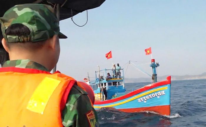 Bộ đội Biên phòng tỉnh Gia Lai kiểm soát tàu cá xuất, nhập bến theo quy định.