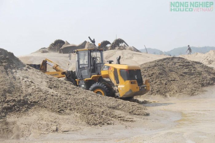Hàng loạt doanh nghiệp khai thác cát sỏi bị xử phạt trong việc chấp hành pháp luật hoạt động về khai thác cát sỏi.