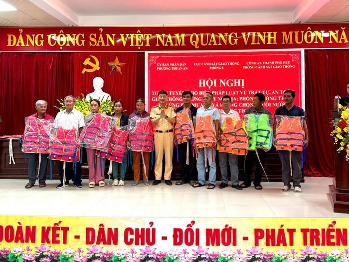 Đoàn công tác đã trao tặng 200 áo phao cho các hộ ngư dân trên địa bàn phường Thuận An (Tp. Huế)
