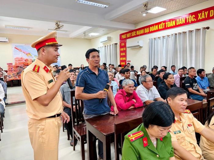 Lực lượng CSGT còn trực tiếp hướng dẫn người dân các kỹ năng thiết yếu