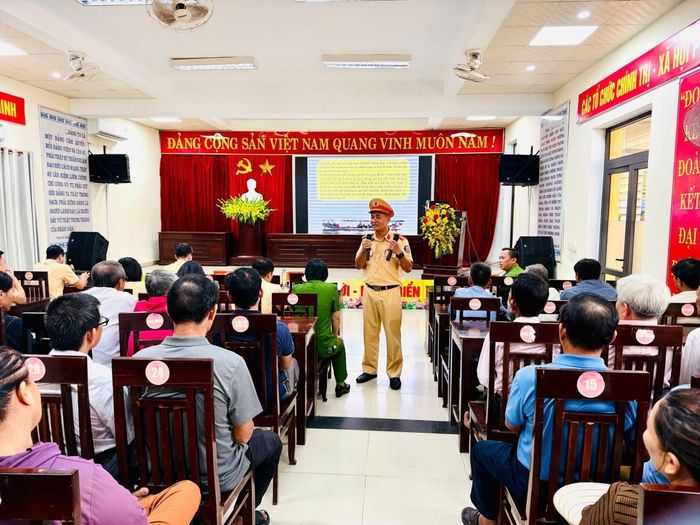 Cục Cảnh sát giao thông và Phòng Cảnh sát giao thông Công an thành phố Huế tuyên truyền pháp luật về trật tự, an toàn giao thông đường thủy; tại khu vực phá Tam Giang.