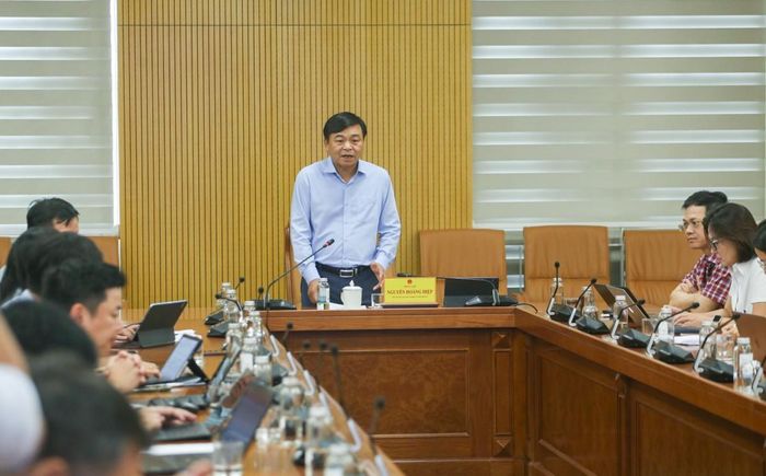 Thứ trưởng Nguyễn Hoàng Hiệp chủ trì hội nghị để lấy ý kiến đối với dự thảo Nghị quyết của Chính phủ quy định đơn giản hóa thủ tục hành chính về mã số vùng trồng và mã số cơ sở đóng gói. Ảnh: C.T