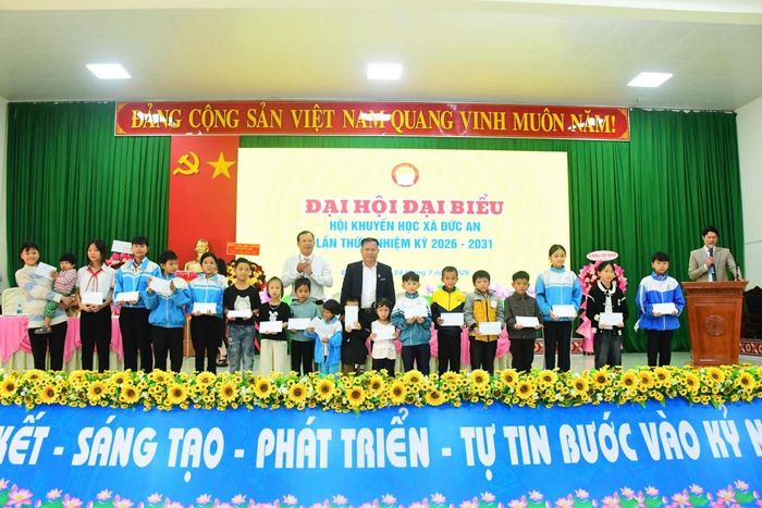 Hội Khuyến học xã Đức An cũng trao 30 suất học bổng, mỗi suất trị giá 500 nghìn đồng, tổng kinh phí 15 triệu đồng cho học sinh có hoàn cảnh khó khăn, vươn lên trong học tập