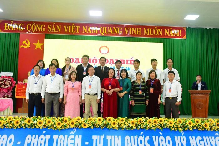 Đại hội đã bầu Ban Chấp hành Hội Khuyến học xã Đức An khóa I gồm 35 ủy viên